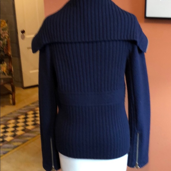Marc Jacobs’s navy sweater - Picture 4 of 6